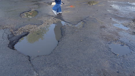 El-Gobierno-No-Logra-Reparar-Los-Agujeros-Rotos-En-Las-Calles-De-La-Ciudad,-La-Gente-Camina