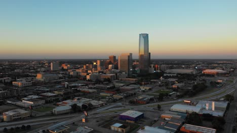 antena del centro de la ciudad de oklahoma con drones al atardecer en 4k