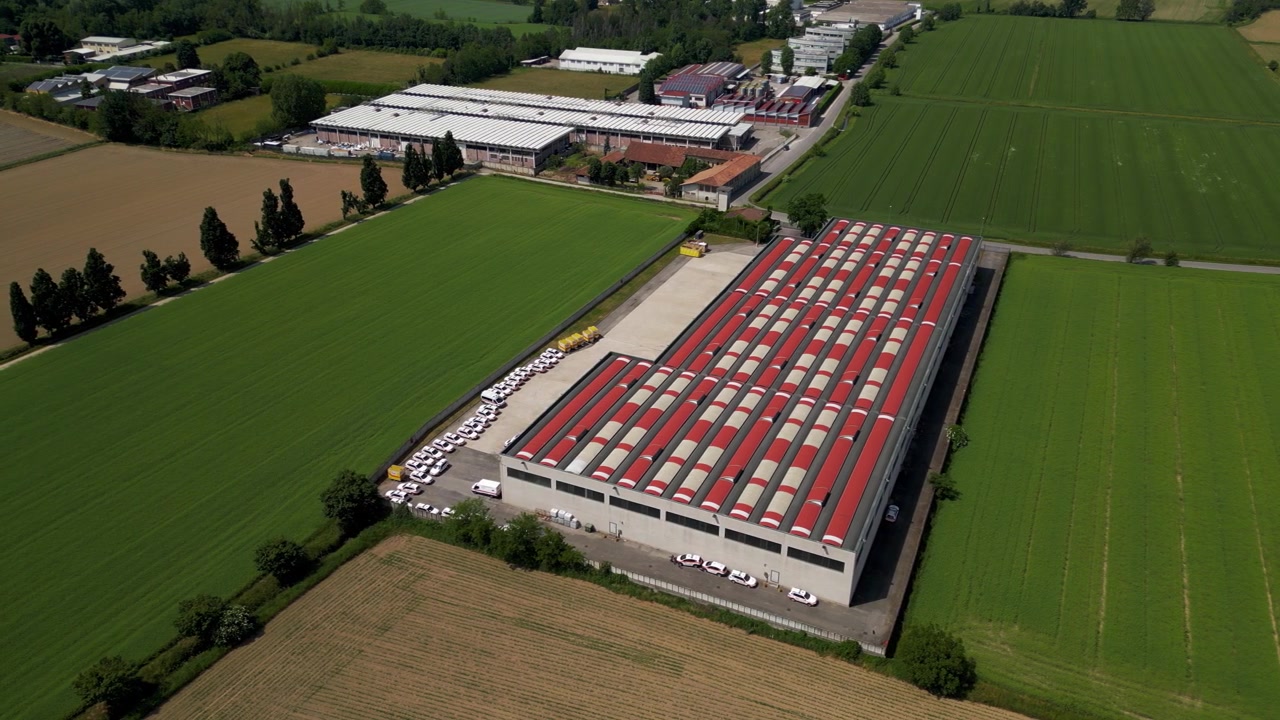 Droneoptagelser fra luften af et beredskabscenter i Norditalien. Moderne logistikstrukturer, der understøtter sundhedstransport og hurtige udrykningstjenester