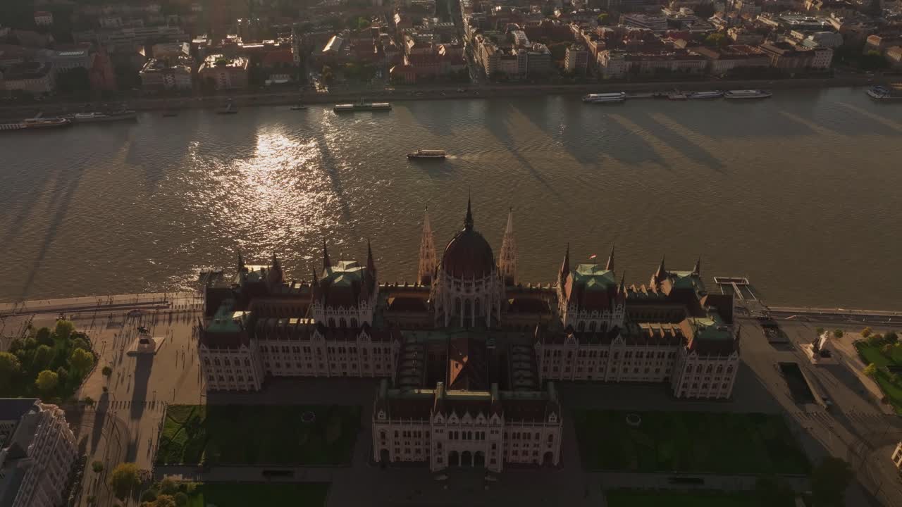 Veduta aerea del Palazzo del Parlamento Ungherese e del fiume Danubio all'ora d'oro