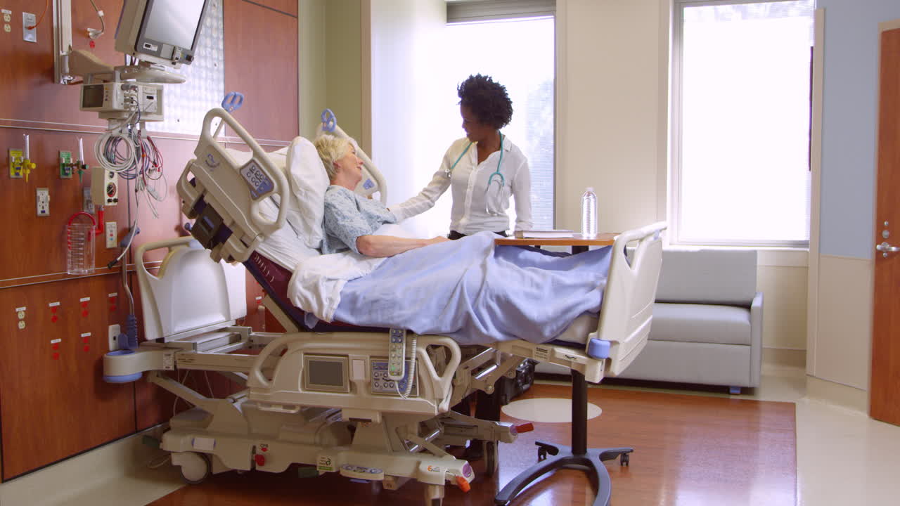 el médico habla con el paciente mayor en la cama del hospital filmado en r3d