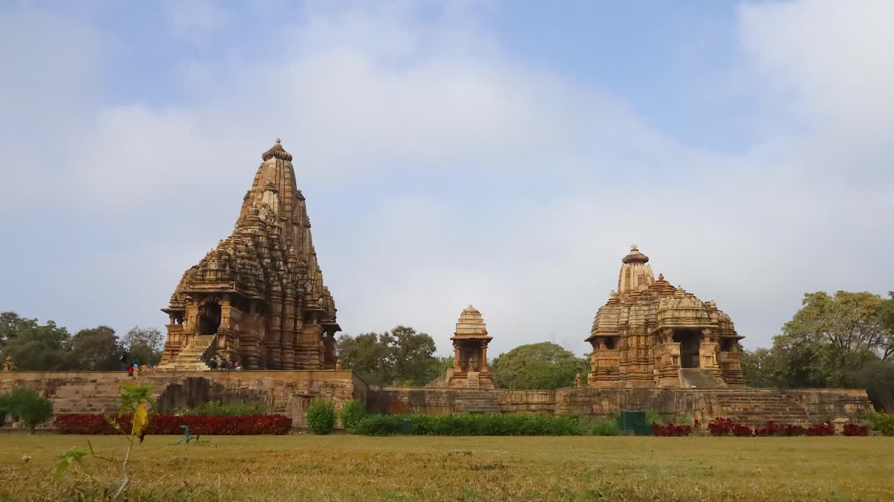 timelapse de kandariya mahadev y el templo jagdamba en el grupo occidental de templos, khajuraho - sitio del patrimonio mundial de la unesco