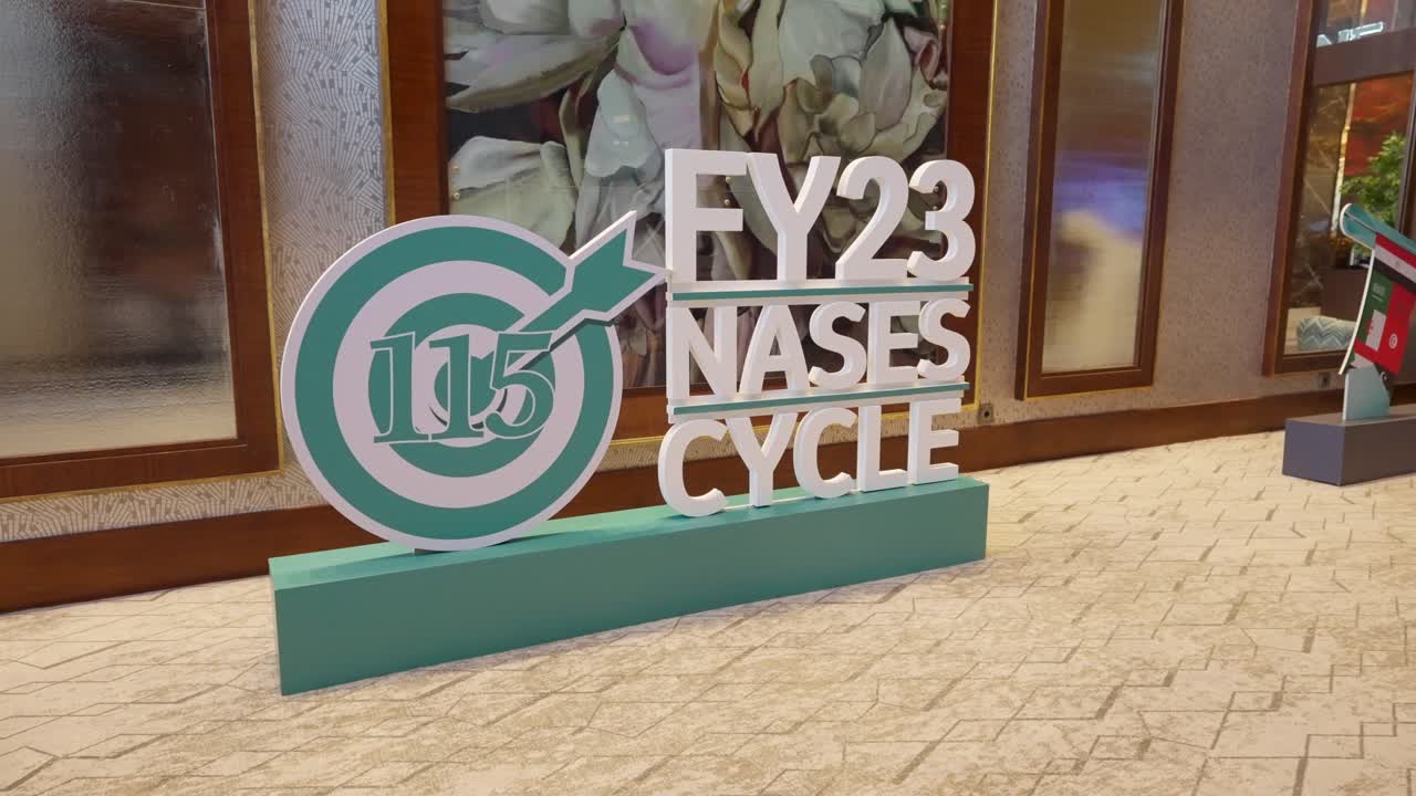 un cartel para un hotel en el alamein, egipto.