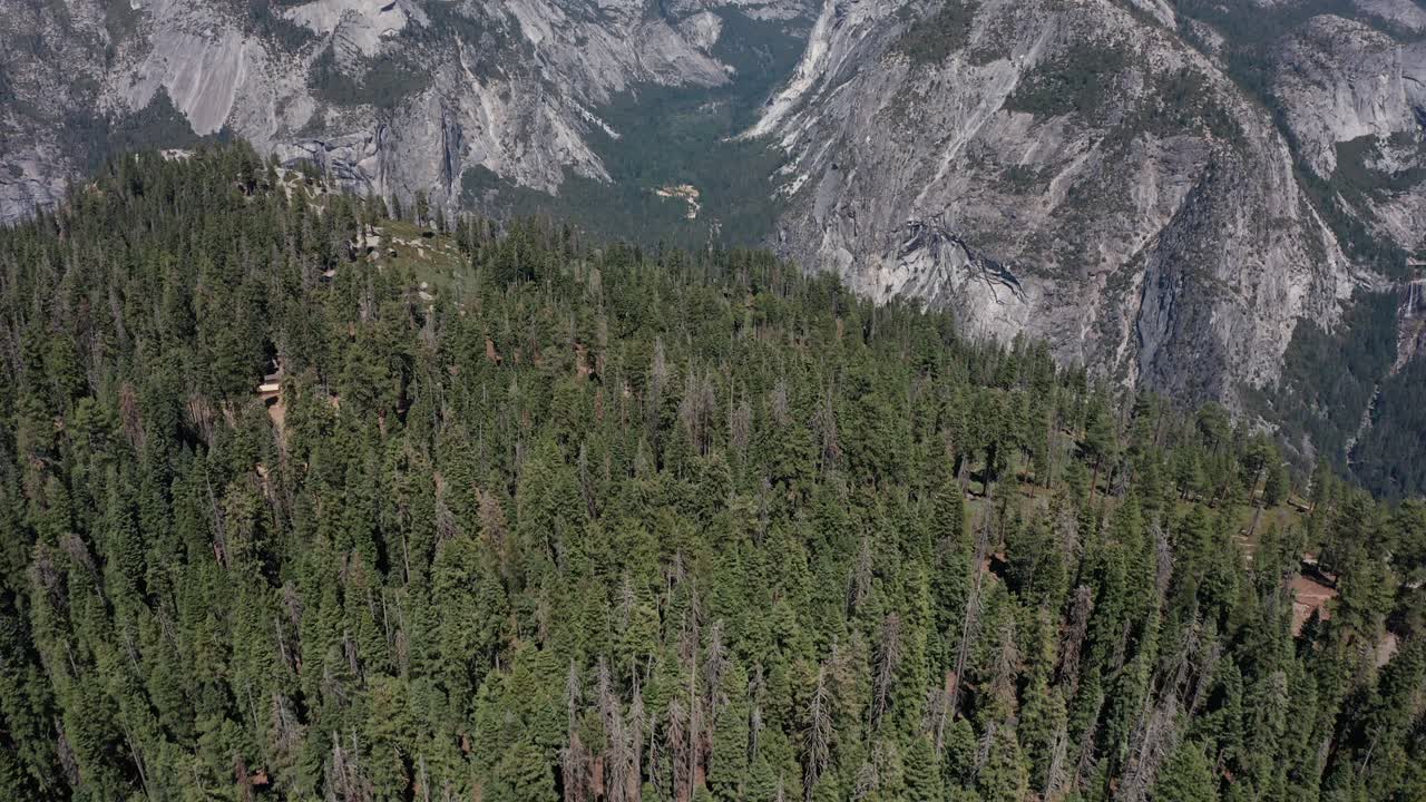 inclinación aérea hacia arriba y una toma ancha del valle de yosemite desde el punto del glaciar