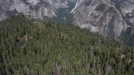 Inclinación-Aérea-Hacia-Arriba-Y-Una-Toma-Ancha-Del-Valle-De-Yosemite-Desde-El-Punto-Del-Glaciar