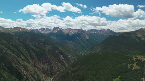 Filmische-Luftdrohne-Im-Sommer-In-Großer-Höhe-Molas-Pass-Silverton-Durango-Südcolorado-Am-Späten-Vormittag-Atemberaubender-üppiger-Grüner-Blauer-Himmel-Teilweise-Bewölkt-Rocky-Mountains-Kreisen-Nach-Links,-Bewegung