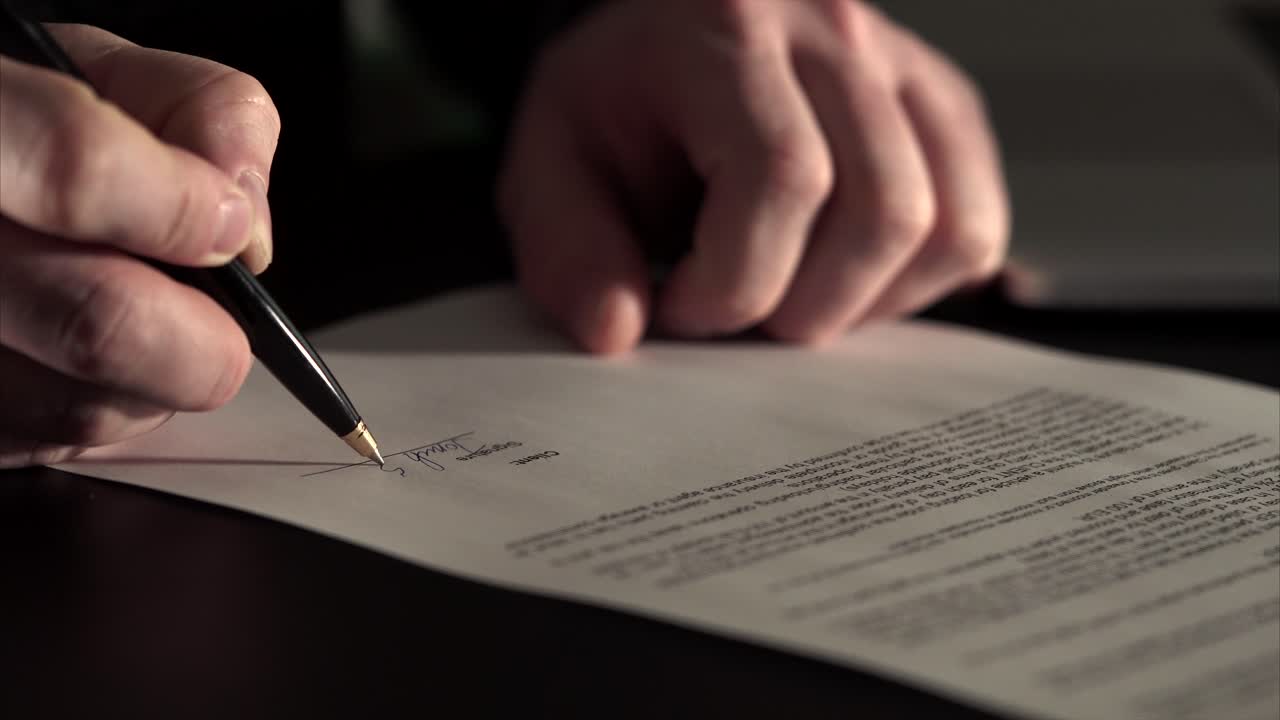 persona que firma un contrato