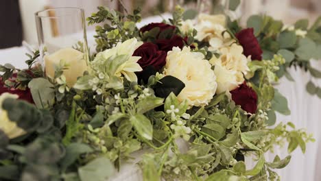 Hermoso-Arreglo-Floral-En-Una-Mesa-Blanca-En-La-Recepción-De-La-Boda-En-El-Interior-1080p-60fps