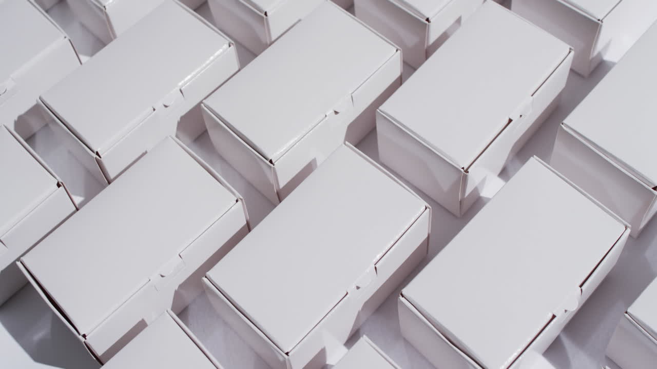 vídeo de cajas de cartón con espacio para copiar sobre fondo blanco