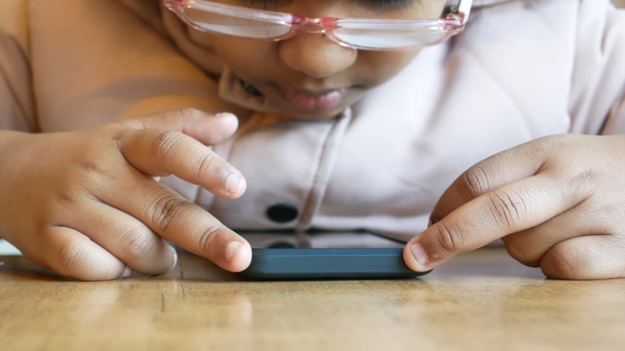 niño usando un teléfono inteligente