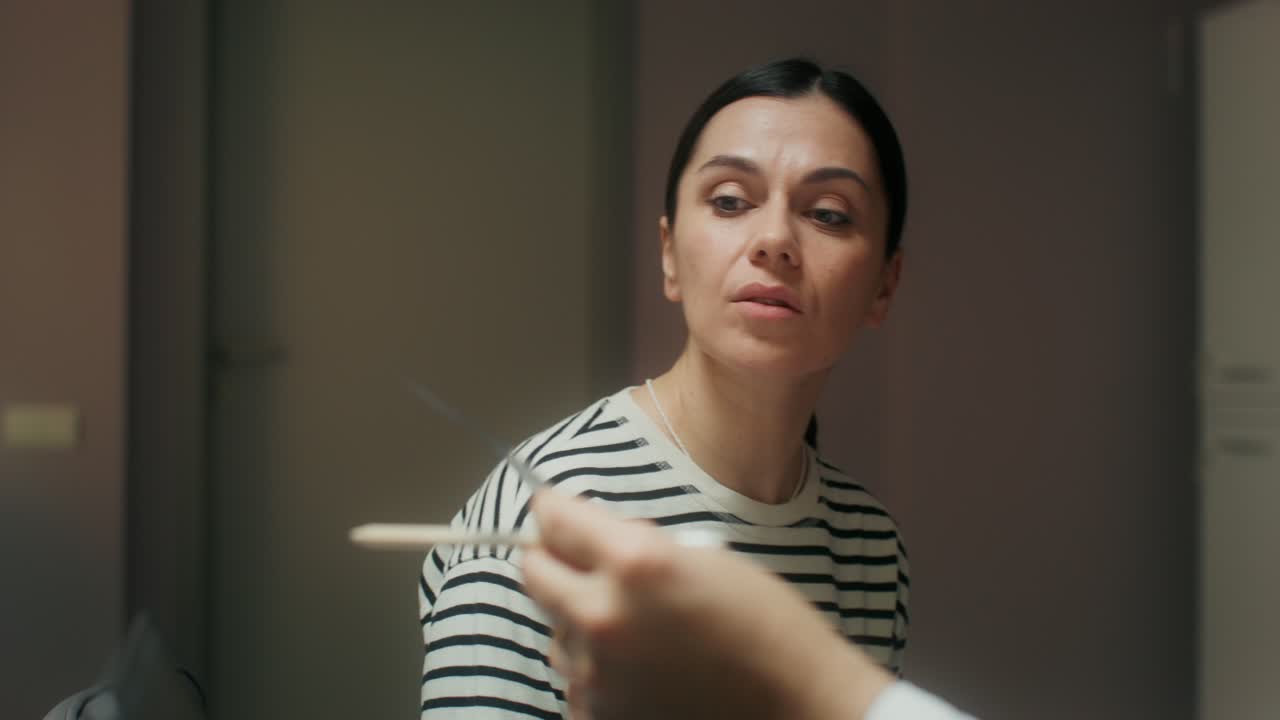 el médico discutiendo la radiografía con el paciente