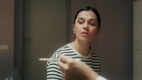 el médico discutiendo la radiografía con el paciente