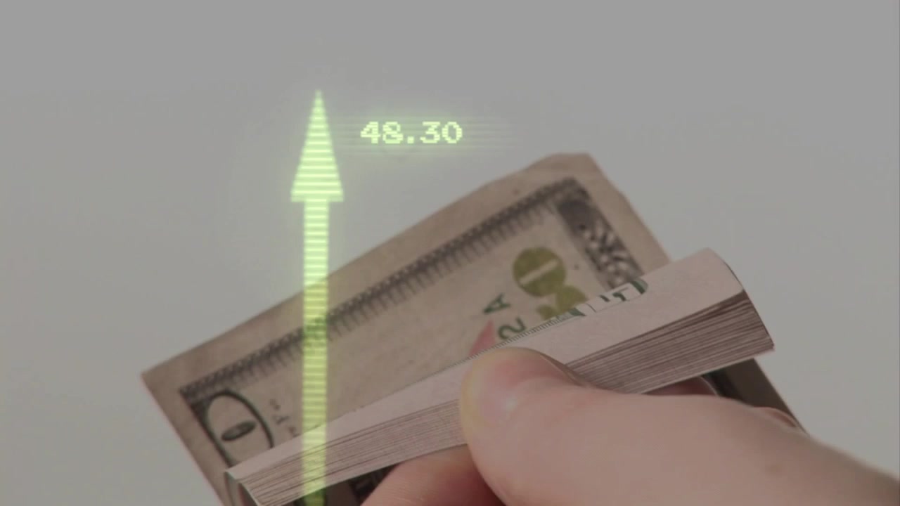 Una mano che entra, pizzica e sfoglia banconote mentre frecce verde neon spostano numeri che mostrano guadagni