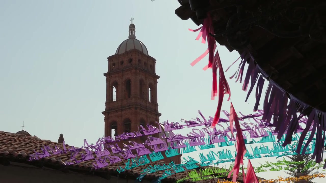 A Torre do Sino da Igreja de Tapalpa, Marco Histórico em Tapalpa, Jalisco, México. Cena em Câmera Lenta.
