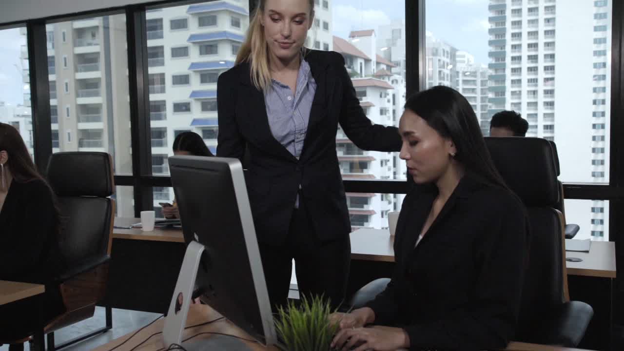 el joven líder da consejos a la joven trabajadora.