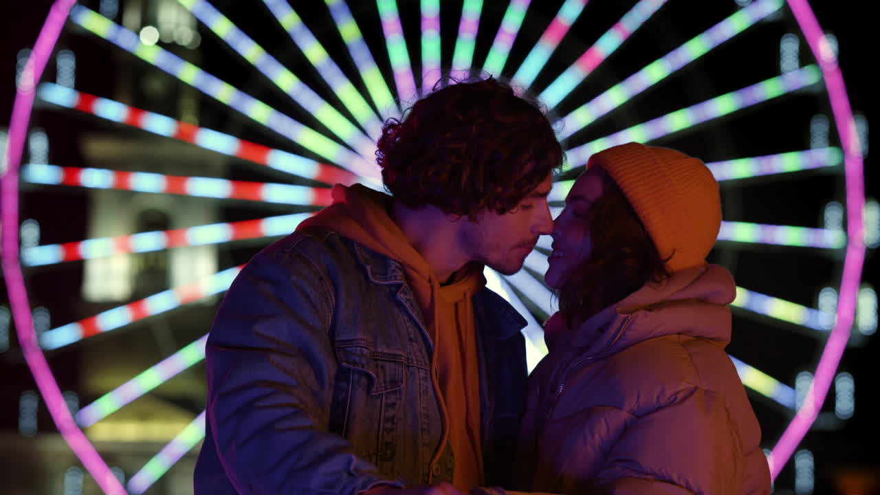 любящая пара целуется на городской улице. прекрасная пара чувствует себя счастливой вместе на открытом воздухе.