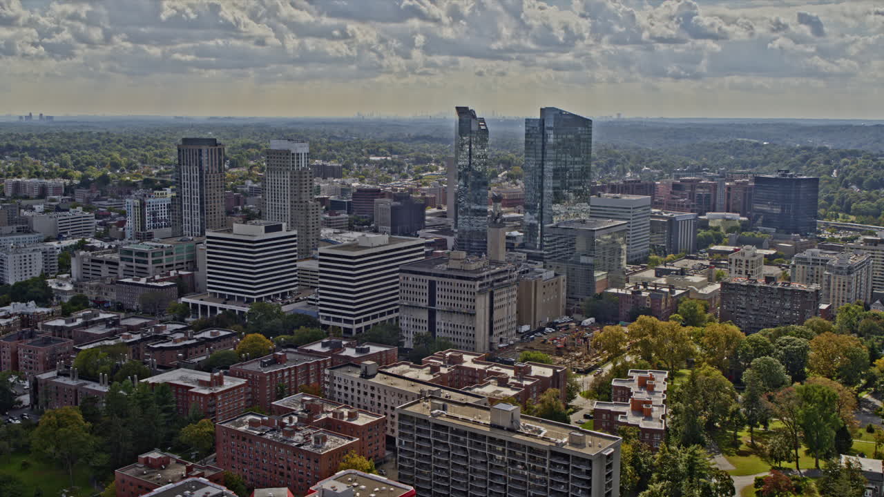 уайт плейнс нью-йорк с воздуха v8 пролетает над центром города и снимает городской пейзаж, состоящий из высотных и малоэтажных зданий на фоне нью-йорка - снято на камеру inspire 2, x7 - октябрь 2021 г.