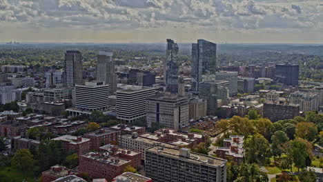 White-Plains-New-York-Aerial-V8-Vuela-Alrededor-Del-Centro-De-La-Ciudad-Capturando-El-Paisaje-Urbano-De-Una-Mezcla-De-Arquitecturas-De-Gran-Altura-Y-Baja-Altura-Con-Fondo-De-Nueva-York---Filmado-Con-Una-Cámara-Inspire-2,-X7---Octubre-De-2021