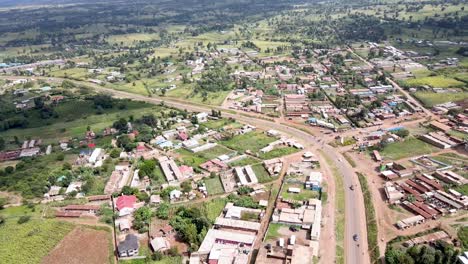 Drohnen-Vogelansicht-In-Loitokitok,-Kenia-Hang-Des-Kilimandscharo-Mit-Der-Straße,-Die-Innerhalb-Der-Stadt-Stadt-Dorf-Des-Loitokitok-Kenia-Afrikas-Vorbeiführt