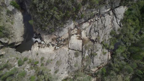 Vista-Superior-De-Woolshed-Falls-Y-Su-Accidentado-Paisaje-En-Beechworth,-Australia---Antena-Ascendente