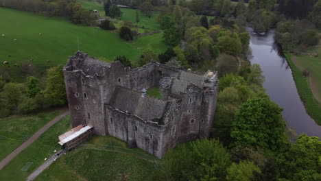 Doune-Castle:-Fantastische-Bewegung-Im-Orbit-Zum-Berühmten-Schottischen-Schloss-Und-Sichtung-Des-Kleinen-Flusses-In-Der-Gegend