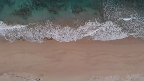 Descenso-Aéreo-De-Arriba-Hacia-Abajo-Sobre-Las-Olas-Rompiendo-En-La-Playa-De-Matadouro,-Portugal