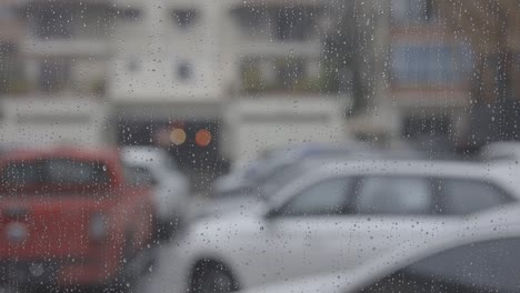 Toma-Detallada-De-Gotas-De-Lluvia-En-El-Cristal-De-Una-Ventana,-Canon-Eos-R-C-log,-60-Fps