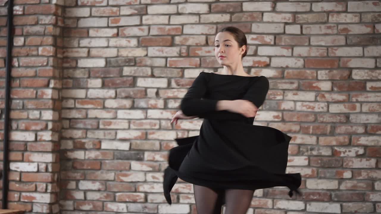 검은 드레스를 입은 발레 댄서