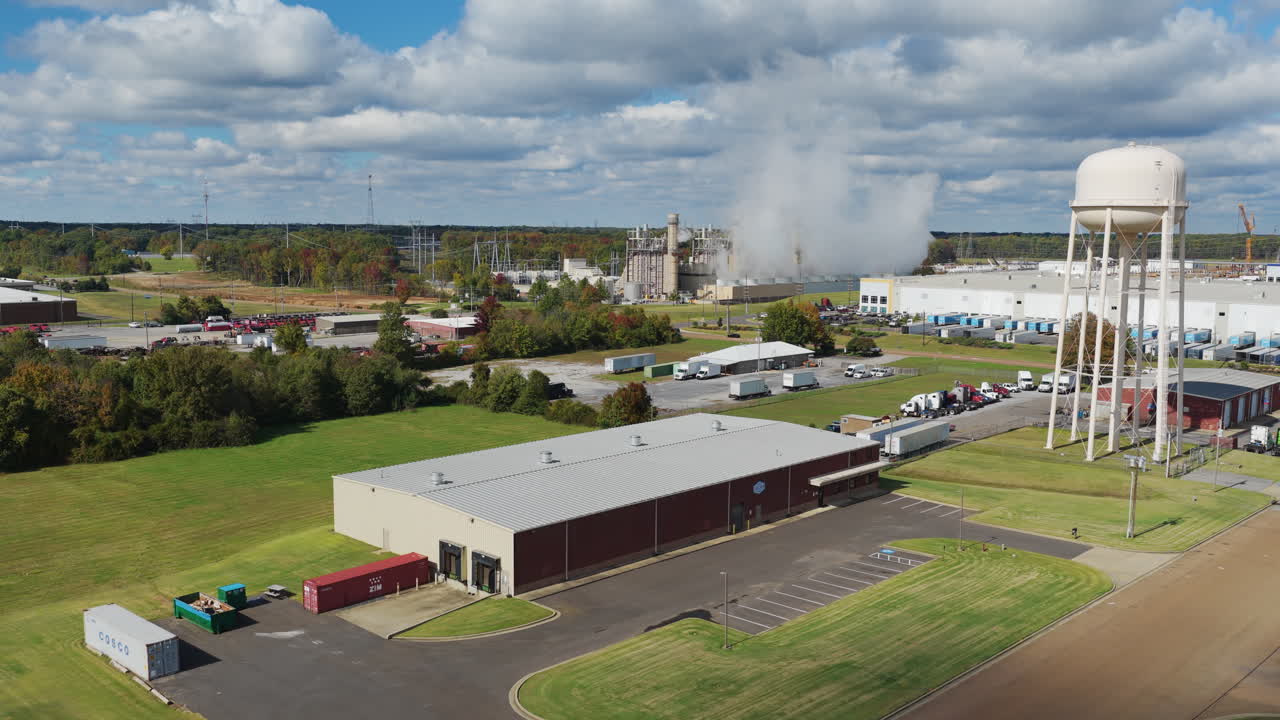 Datacenterkompleks, logistiklager og kraftværk grupperet inden for en regional industripark.