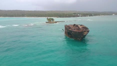 Fliegen-Sie-Zurück-Zum-Schiffswrack-über-Der-Meereslandschaft-Der-Insel-San-Andres,-Kolumbien