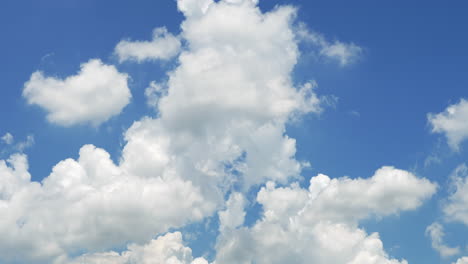 抽象的な背景を移動するための明るい晴れた日に雲と美しい青空のタイムラプス