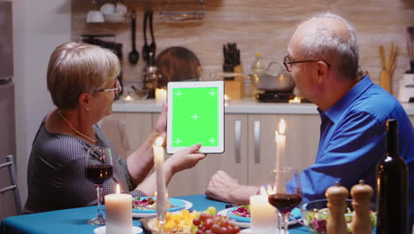tableta de pantalla verde en la cena