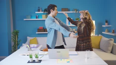 madre e hijo recibiendo buenas noticias de la computadora portátil. resultado del examen, universidad.