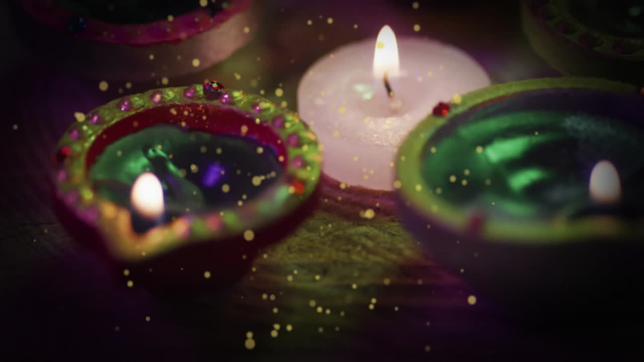 Diya in argilla renderizzati in 3D e candela bianca che brillano su una superficie di legno scuro, mostrando un bokeh caldo e dorato.