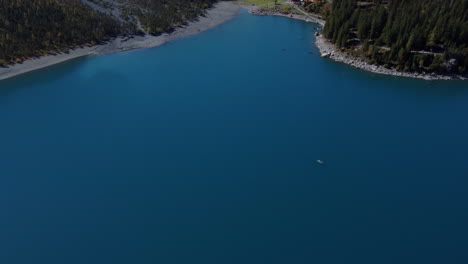 Fantástica-Toma-Aérea-Que-Revela-El-Horizonte-Y-Sobre-El-Lago-Oeschinen-En-Un-Día-Soleado-Y-Aprecia-Las-Aguas-Turquesas