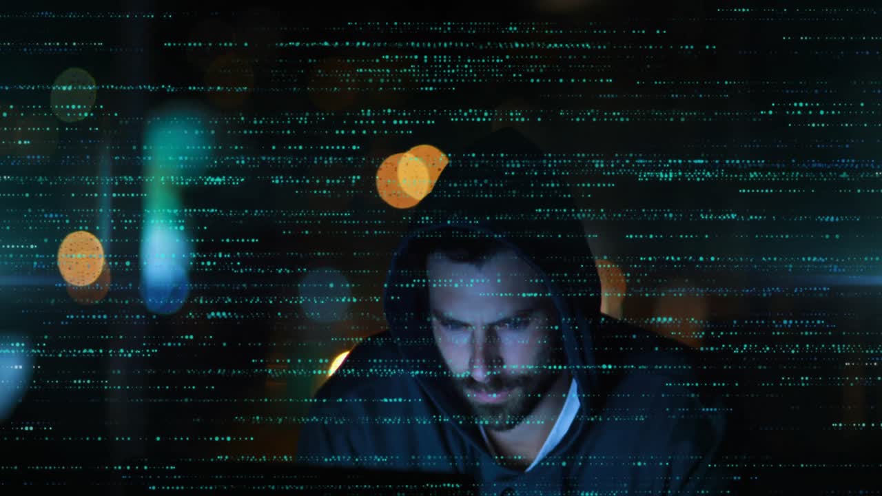 animación de procesamiento de datos y hacker masculino caucásico sobre fondo negro