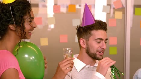 Equipo-Creativo-Celebrando-El-Cumpleaños-De-Un-Compañero-De-Trabajo
