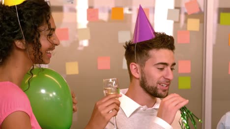 equipo creativo celebrando el cumpleaños de un compañero de trabajo