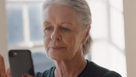 Retrato-De-Cerca-De-Una-Hermosa-Anciana-Usando-Un-Teléfono-Inteligente-En-Una-Clase-De-Yoga-Compartiendo-Un-Estilo-De-Vida-Saludable-En-Las-Redes-Sociales-Disfrutando-De-Prácticas-De-Meditación-En-Línea-En-Un-Gimnasio