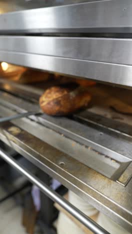 comprobando el pan en un horno comercial