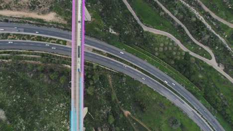 líneas digitales que muestran un tren de pasajeros en un cruce de ferrocarril en un enorme puente y conduciendo debajo de él en la entrada de jerusalén, israel - sobre el valle de kidron - el tren llega de tel aviv