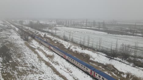 Línea-Ferroviaria-Cubierta-De-Nieve.