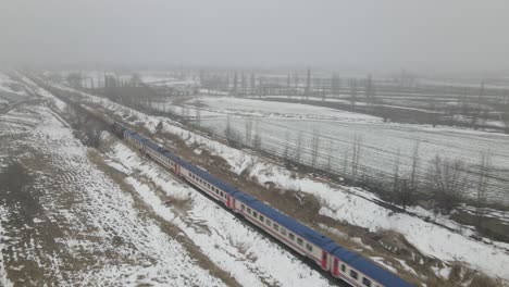 línea ferroviaria cubierta de nieve