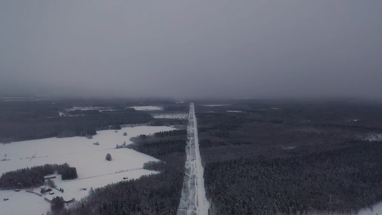 눈 덮인 차가운 깊은 숲에서 전력선 도로의 조감도
