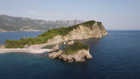 Insel-Sveti-Nikola-In-Budva,-Montenegro-Mit-Malerischem-Blick-Auf-Die-Küste---Luftaufnahme