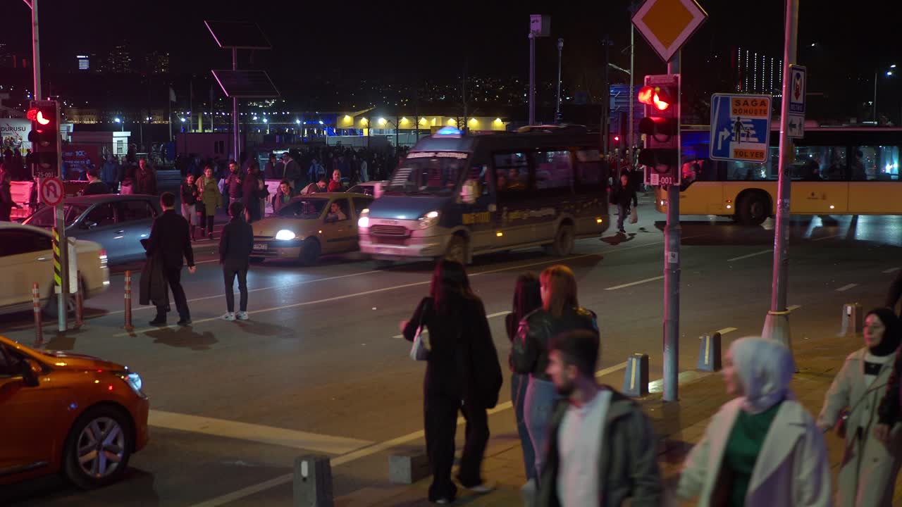 escena callejera de la ciudad nocturna con tráfico y gente