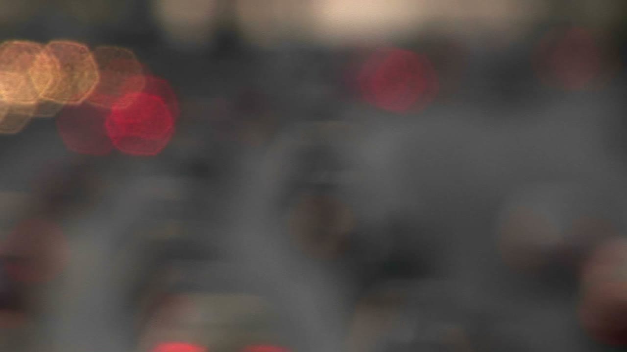 las luces de freno de los vehículos parpadean y se apagan en una carretera muy transitada