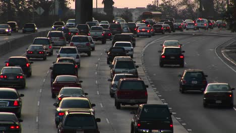 las luces de freno de los vehículos parpadean y se apagan en una carretera muy transitada