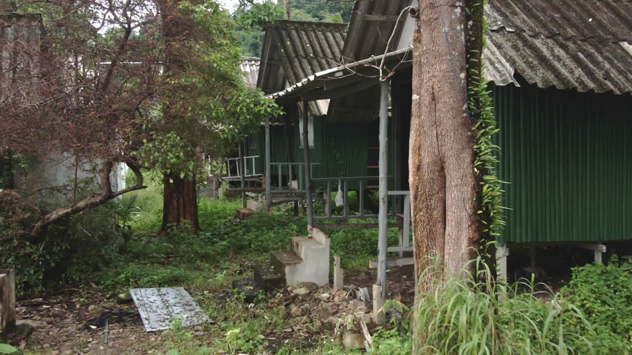 관광에 대한 covid 19의 영향으로 버려진 버려진 방갈로 리조트의 돌리 샷