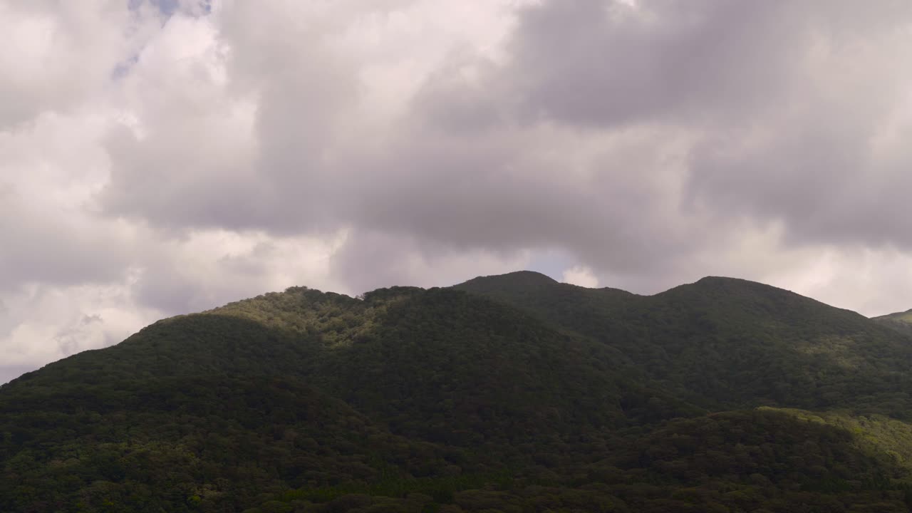 아름다운 녹색 산에 빠르게 움직이는 구름 timelapse 캐스팅 그림자